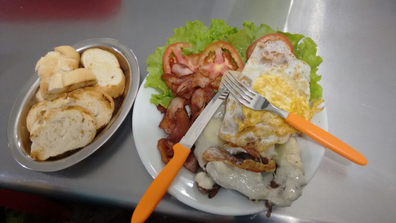 Lanche (X Tudo) no Prato